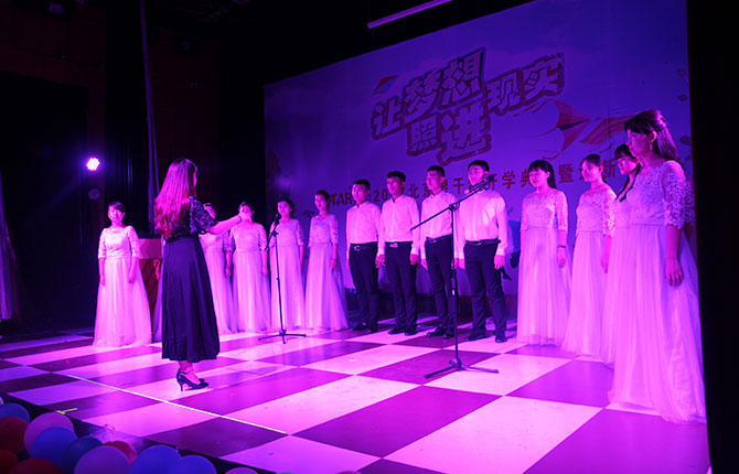 星干線藝考新生開學(xué)典禮暨迎新演出學(xué)員表演大合唱