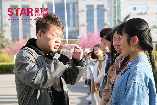 星干線藝考陳老師為同學(xué)們講解了表演臺(tái)詞專業(yè)知識(shí)以及合理用聲的秘籍技巧